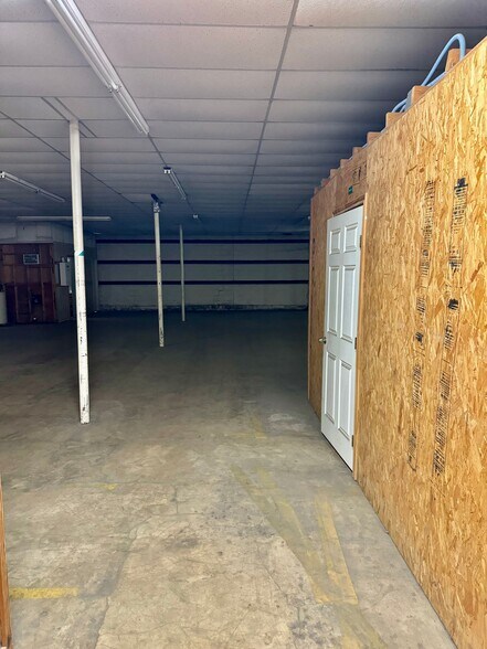 More Photos Of 900 Bonham St, Paris Showroom For Lease
