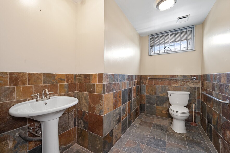 More Photos Of 2715 W 1st St, Santa Ana Unknown For Lease
