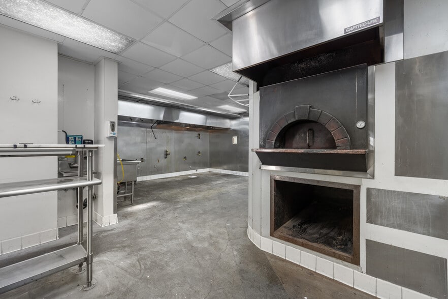 More Photos Of 310-315 S Robertson Blvd, Los Angeles Storefront For Lease