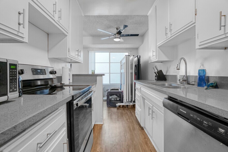 More Photos Of 8011 Romaine St, Los Angeles Apartments For Sale