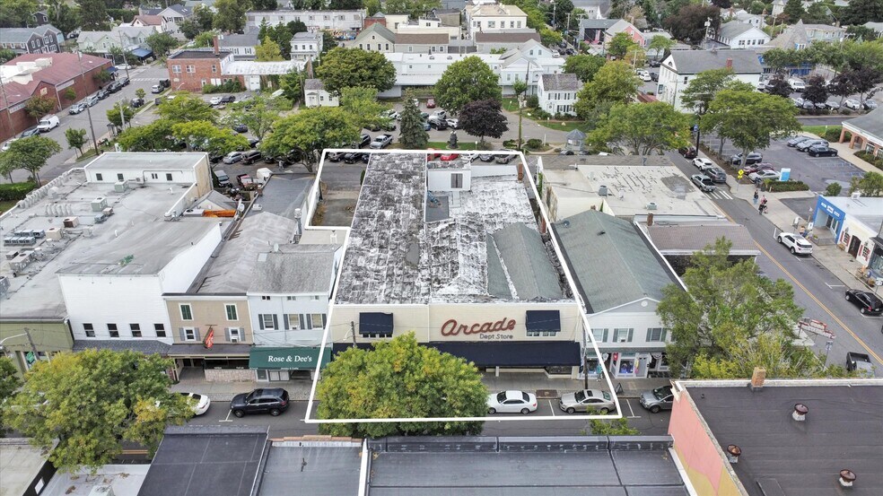 More Photos Of 14 Front St, Greenport Freestanding For Lease