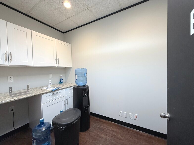 More Photos Of 6100 Corporate Dr, Houston Office For Sale