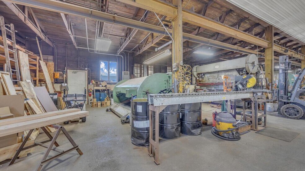 More Photos Of 310 S 10th St, Oostburg Manufacturing For Sale