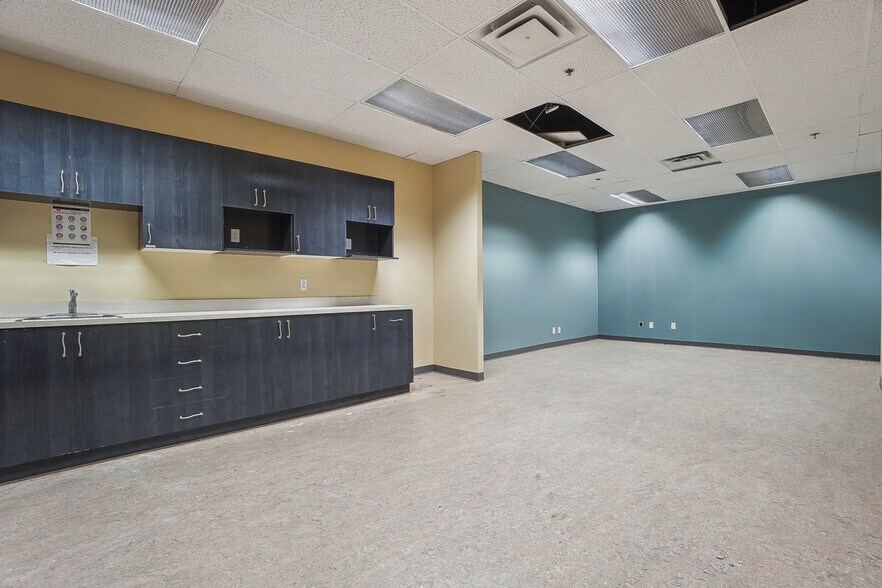 More Photos Of 1205 Rue Ampère, Boucherville Office For Sale