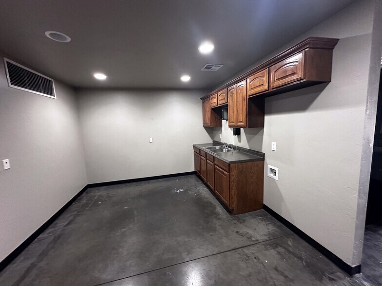 More Photos Of 524 Tower Dr, Moore Flex For Lease