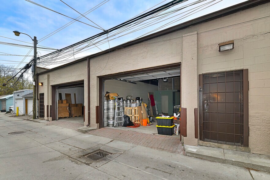More Photos Of 30R First Ave, Toronto Light Distribution For Sale