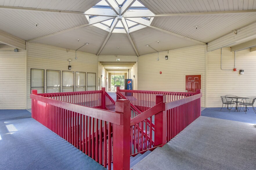 More Photos Of 4718-4740 Engle Rd, Carmichael Loft Creative Space For Lease