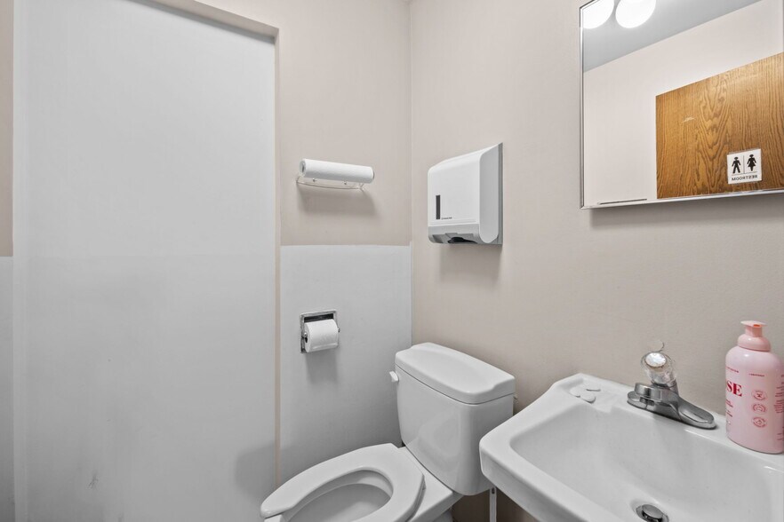 More Photos Of 7107 W Belmont Ave, Chicago Medical For Lease