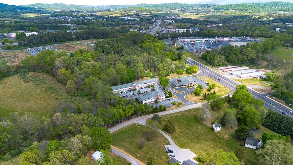 More Photos Of 25 Crossing Ln, Lexington Office For Sale