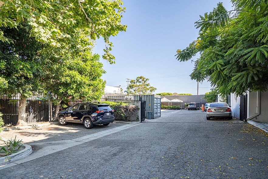 More Photos Of 2000-2020 Hawkins Cir, Los Angeles Manufacturing For Lease