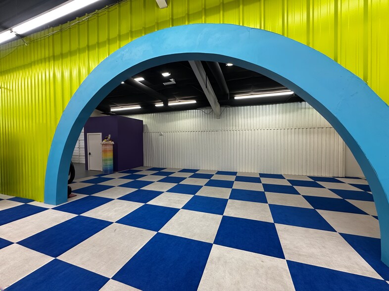 More Photos Of 1502 Durham Dr, Houston Freestanding For Lease