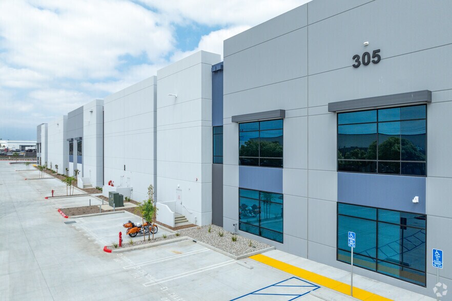 More Photos Of 305 S Cedar Ave, Rialto Distribution For Lease