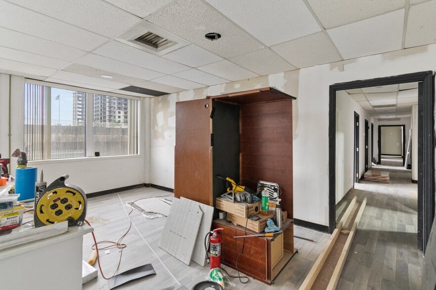 More Photos Of 327-345 E Bay St, Jacksonville Storefront Retail Office For Lease