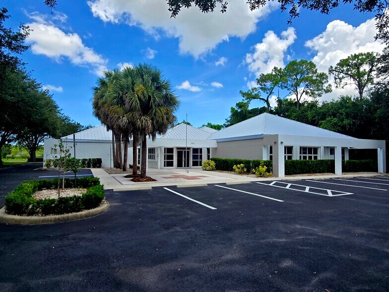 Primary Photo Of 2610 Northbrooke Plaza Dr, Naples Medical For Lease
