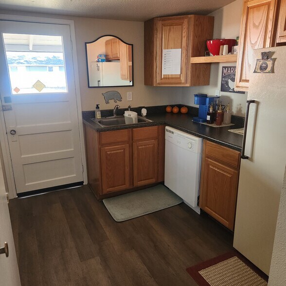 More Photos Of 1980 Redwood Ave, Grants Pass Coworking Space