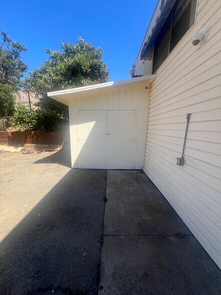 More Photos Of 3840 Bayshore Blvd, Brisbane Service For Lease