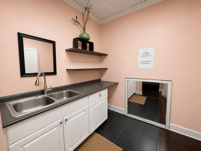 More Photos Of 3310 W Bay To Bay Blvd, Tampa Storefront For Lease