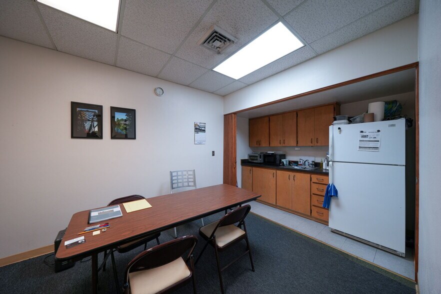 More Photos Of 1555-1557 SE Crystal Lake Dr, Corvallis Warehouse For Lease