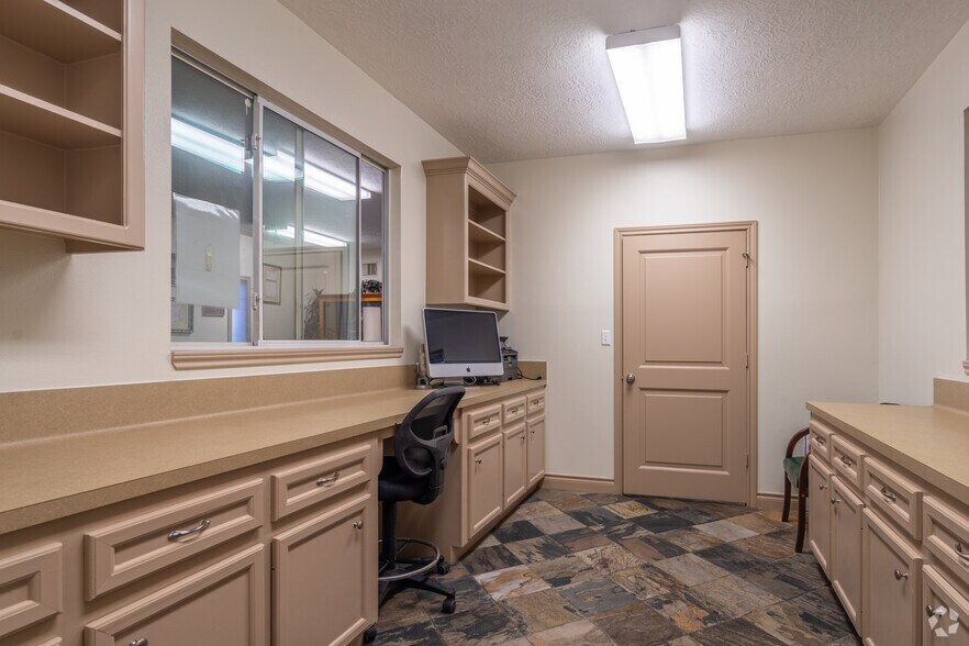 More Photos Of 2202 Lone Oak Rd, Houston Health Club For Lease