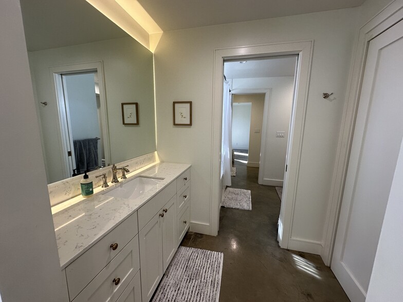 More Photos Of 4775 Memphis St, Dallas Light Distribution For Sale