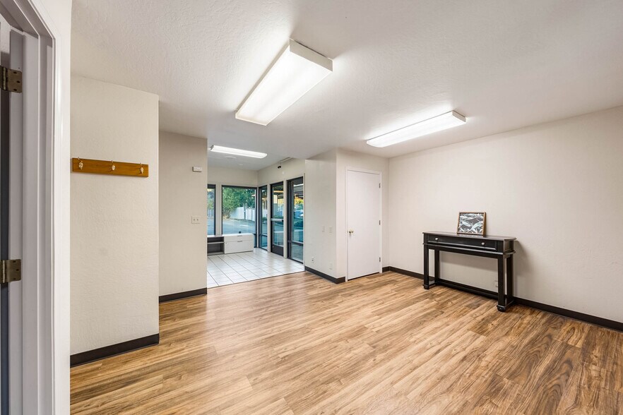 More Photos Of 735 SE 7th St, Grants Pass Office For Sale