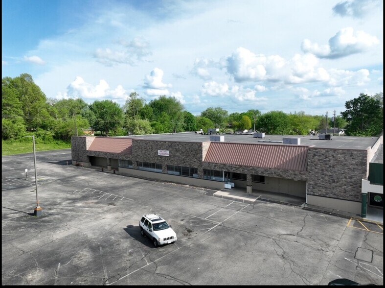 More Photos Of 1084 E 2nd St, Franklin Supermarket For Lease