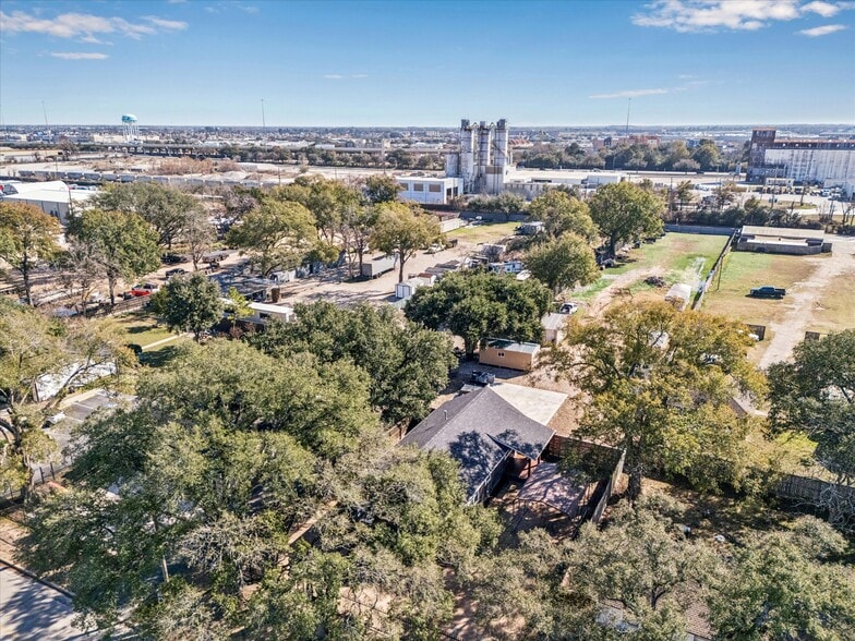 More Photos Of 5235 E 5th St, Katy Flex For Sale