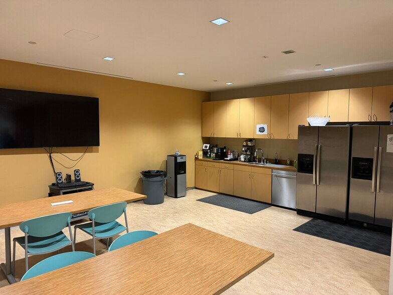 More Photos Of 6001 Rickenbacker Rd, Commerce Research And Development For Lease