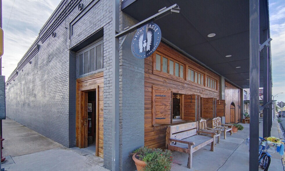 More Photos Of 120 N Austin St, Comanche Bar For Sale