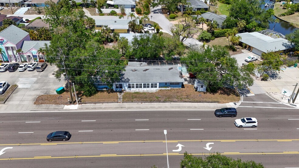 More Photos Of 2455 Bee Ridge Rd, Sarasota Office For Sale
