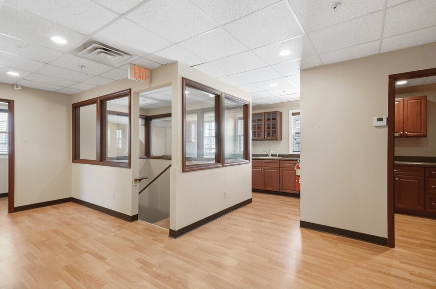 More Photos Of 28 Green St, Newburyport Unknown For Lease