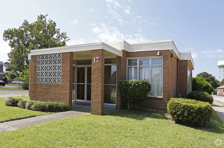 More Photos Of 17 W Mellen St, Hampton Medical For Lease