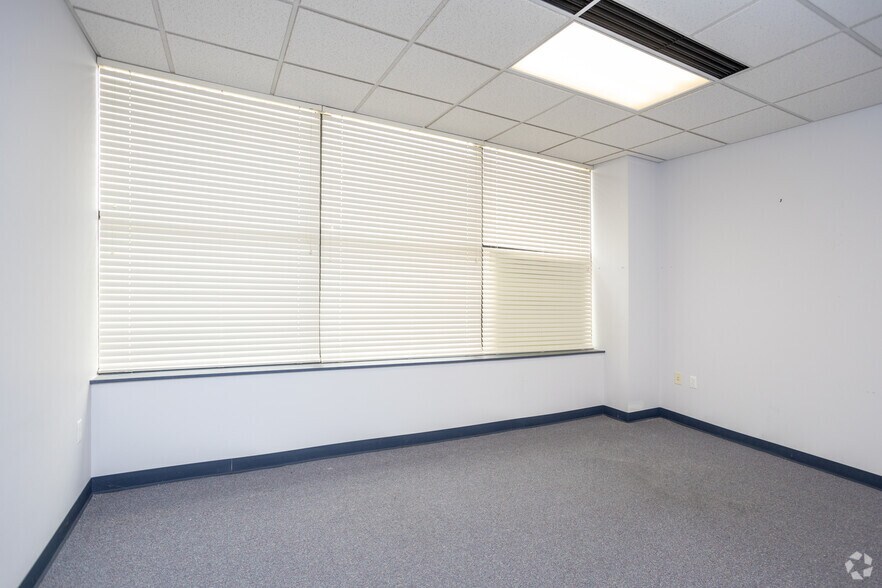 More Photos Of 205 W Market St, Lima Office For Sale