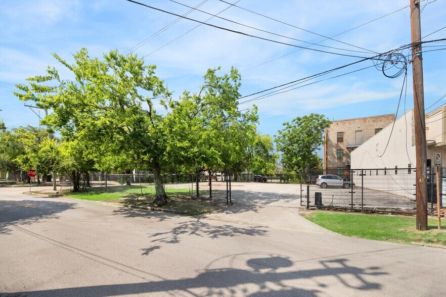More Photos Of 2918 San Jacinto St, Houston Medical For Sale
