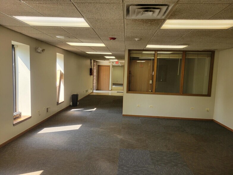 More Photos Of 6655 W Kitty Ave, Chicago Ridge Office For Sale
