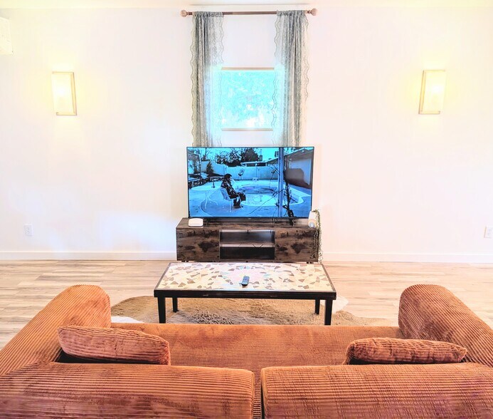 More Photos Of 520 N State St, Hagerman Specialty For Sale