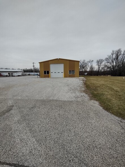 More Photos Of 117 N Oakridge Dr, North Prairie Service For Lease
