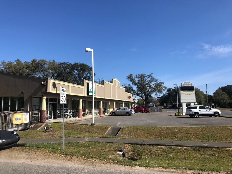 More Photos Of 6103 Tippin Ave, Pensacola General Retail For Lease