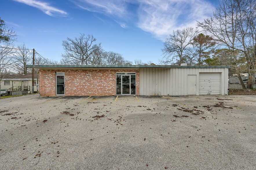 Primary Photo Of 1614 Frazier St, Conroe Light Distribution For Sale