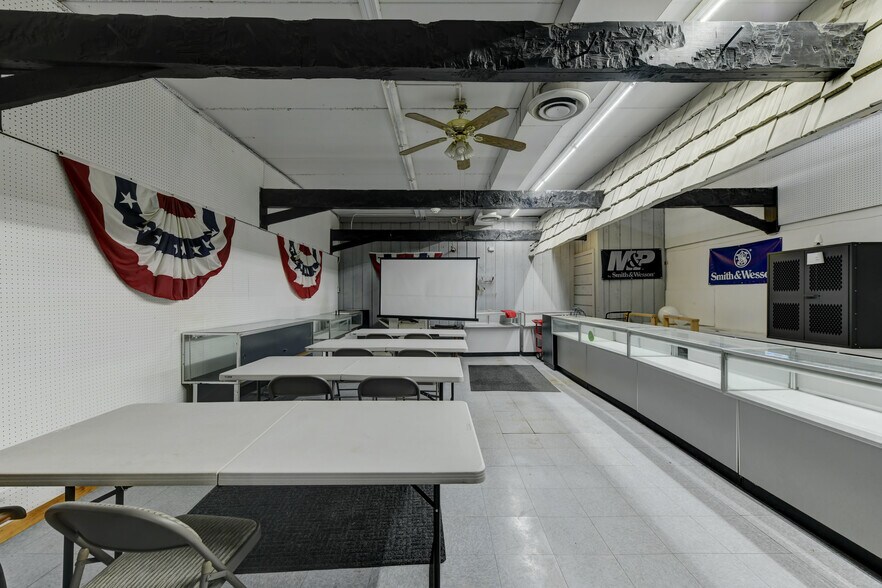 More Photos Of 135 E Main St, Glenwood General Retail For Sale