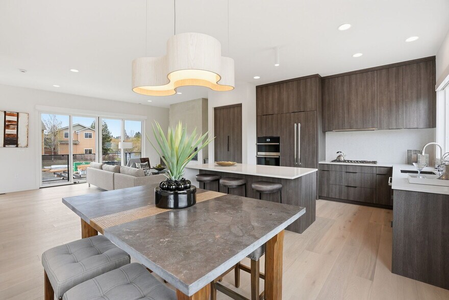 More Photos Of 210 SW Log Ct, Bend Apartments For Sale