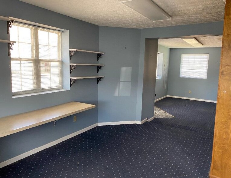 More Photos Of 303 W Commerce St, Lewisburg Storefront Retail Office For Lease