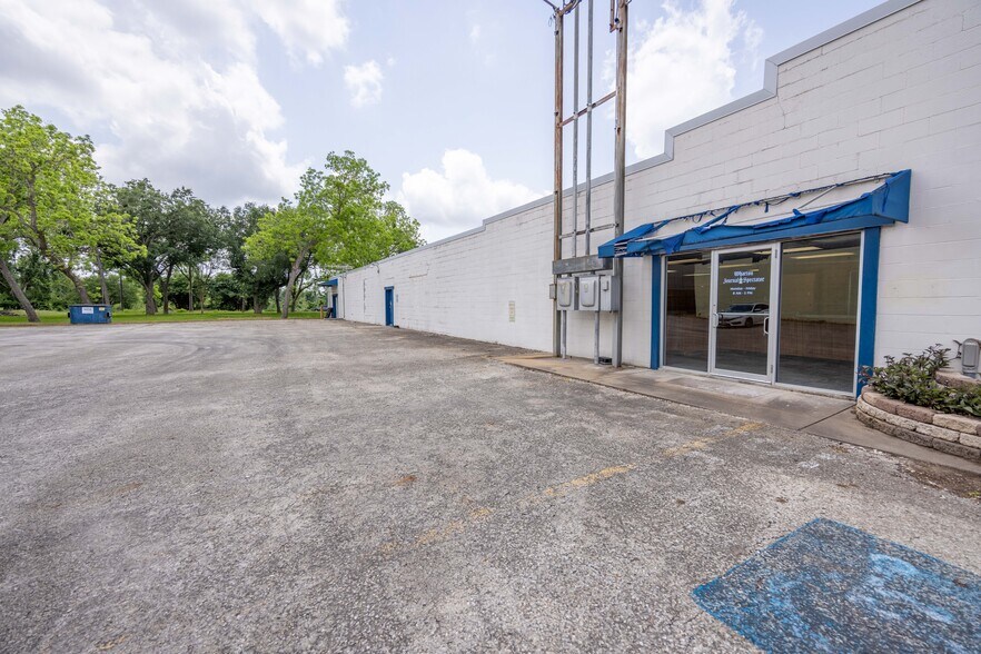 More Photos Of 115 W Burleson St, Wharton Restaurant For Sale