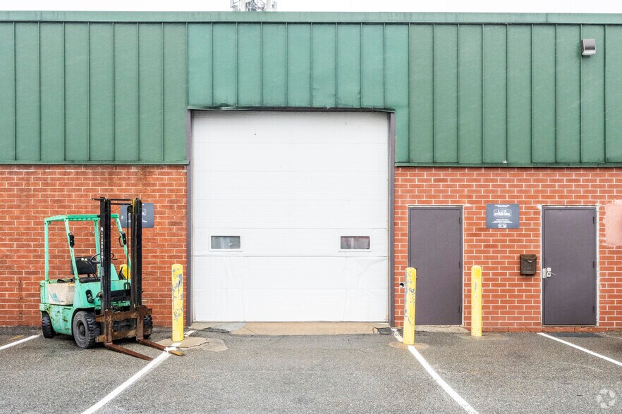 More Photos Of 2300 Marcus Ave, New Hyde Park Warehouse For Lease