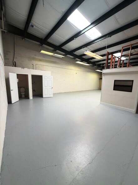 More Photos Of 1056 NE Pine Island Rd, Cape Coral Showroom For Lease