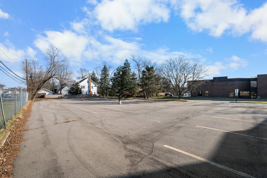 More Photos Of 44060 Woodward Ave, Bloomfield Hills Medical For Lease