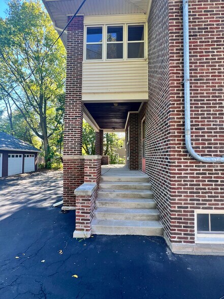 More Photos Of 232 S Batavia Ave, Batavia Office For Sale