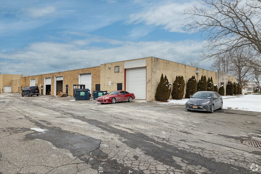 More Photos Of 681 Grand Blvd, Deer Park Warehouse For Lease