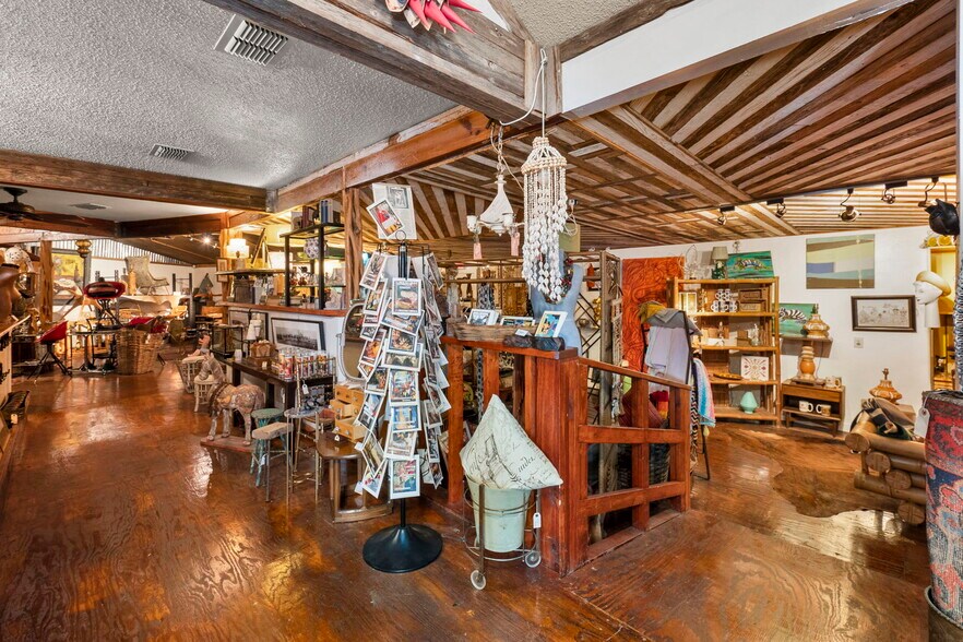 More Photos Of 1725 S US Highway 281, Blanco Freestanding For Sale