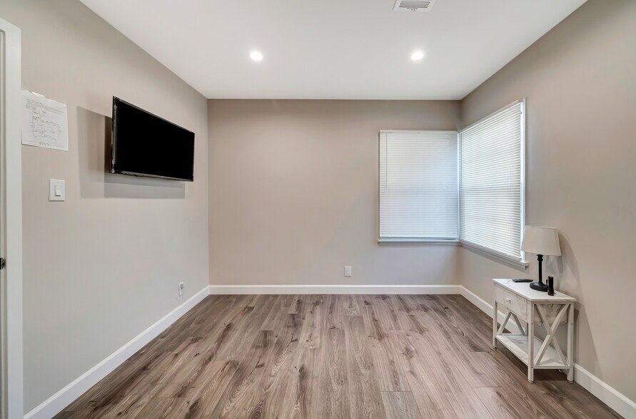 More Photos Of 6856 Hesperia Ave, Reseda Assisted Living For Sale